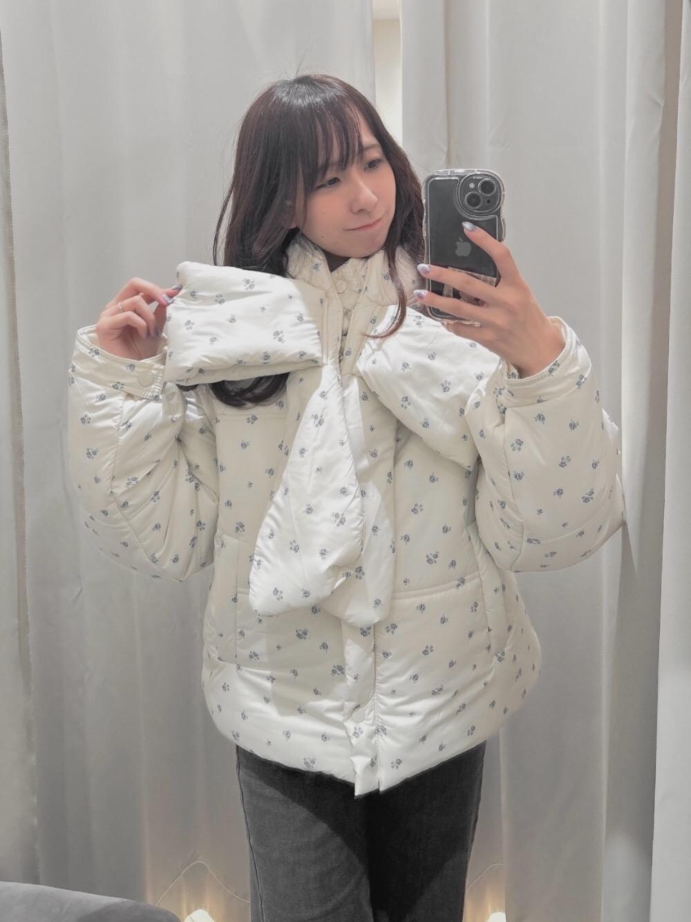 「アウター、リボン、カスタム、アレンジ、マジェスティックレゴン、大人ファッション、骨格ウェーブ、標準身長、推し活、ブルべ夏」｜「MAJESTIC LEGONの美脚フレアパンツ（デニムパンツ、グレー系）」を使った、あーちゃん。さん（レディース・156cm）の冬コーディネートの1枚目の写真