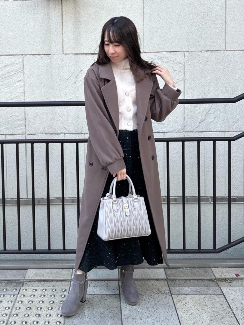 「ブーツ、チェスターコート、デート、マーメイドスカート、MAJESTIC LEGON、マジェスティックレゴン、大人ファッション、骨格ウェーブ、標準身長、ブルべ夏」｜「MAJESTIC LEGONの【WEB限定サイズ展開あり】取り外しできるパールブーツ（ブーツ、グレー系）」を使った、あーちゃん。さん（レディース・156cm）の冬コーディネートの1枚目の写真
