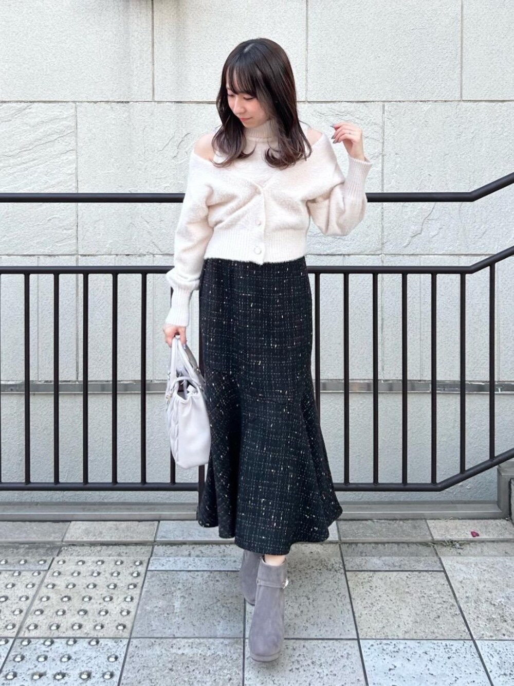 「ツイード、デート、マーメイドスカート、MAJESTIC LEGON、シャギーニット、マジェスティックレゴン、大人ファッション、骨格ウェーブ、標準身長、ブルべ夏」｜「MAJESTIC LEGONの【WEB限定サイズ展開あり】取り外しできるパールブーツ（ブーツ、グレー系）」を使った、あーちゃん。さん（レディース・156cm）の冬コーディネートの1枚目の写真