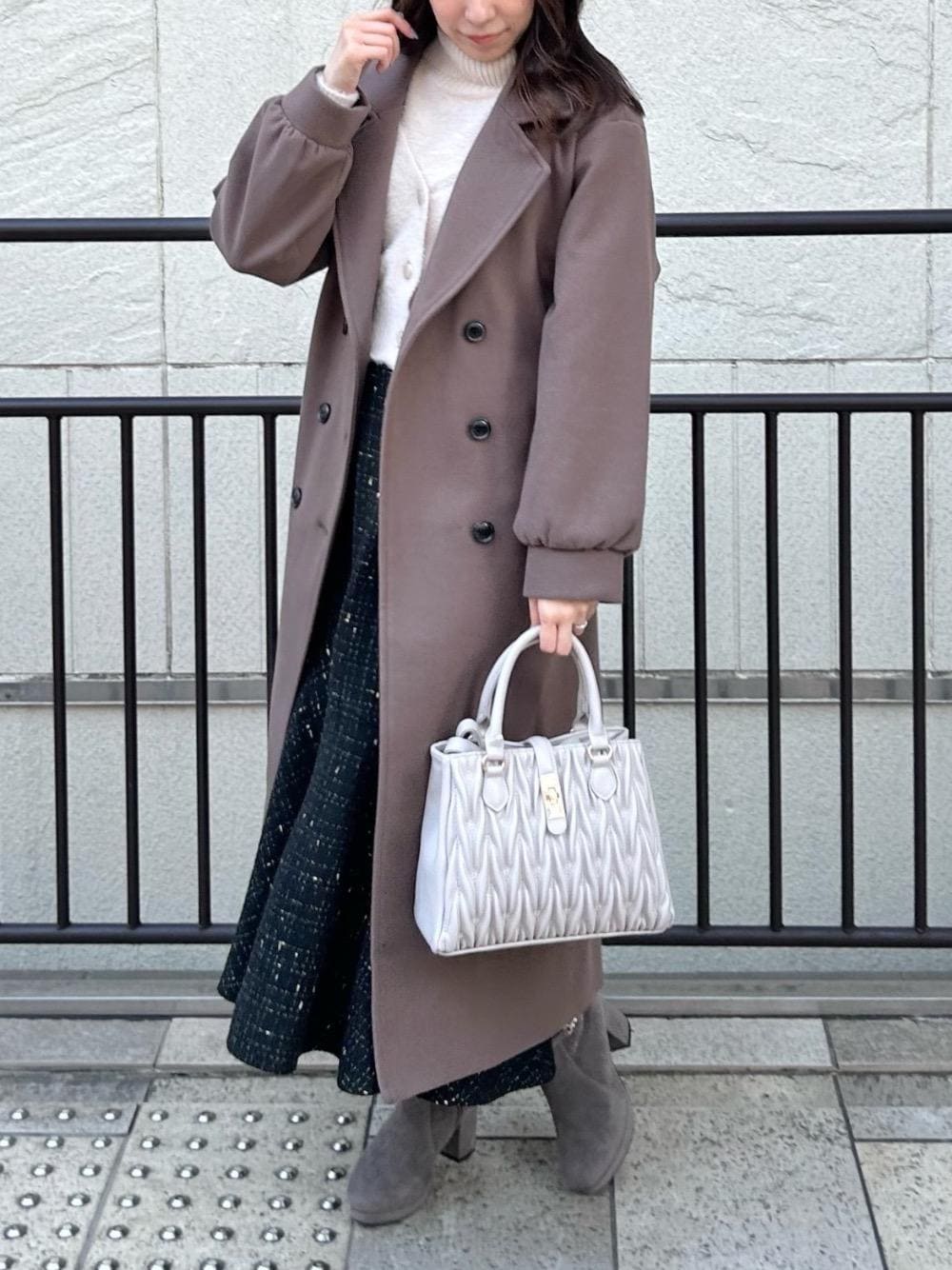 「チェスターコート、デート、フェミニン、MAJESTIC LEGON、マジェスティックレゴン、大人ファッション、骨格ウェーブ、標準身長、ブルべ夏」｜「MAJESTIC LEGONの【WEB限定サイズ展開あり】取り外しできるパールブーツ（ブーツ、グレー系）」を使った、あーちゃん。さん（レディース・156cm）の冬コーディネートの1枚目の写真