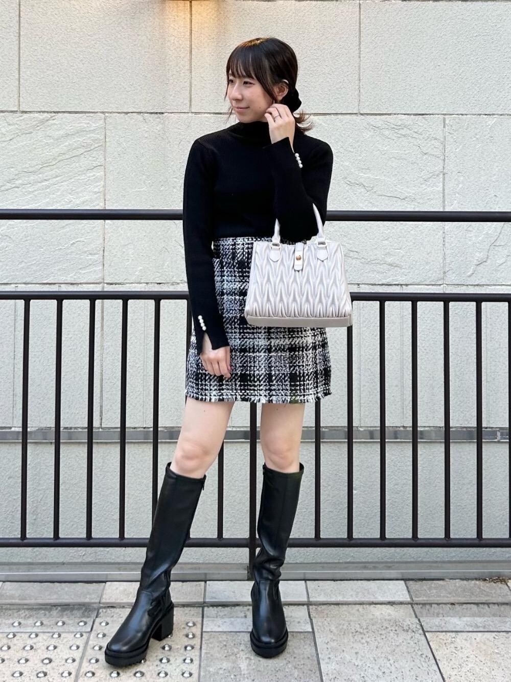 「レイヤード、ミニスカート、タートルネック、着回し、モノトーンコーデ、マジェスティックレゴン、骨格ウェーブ、標準身長、推し活、ブルべ夏」｜「MAJESTIC LEGONの☆盛れるストレッチロングブーツ（ブーツ、ブラック系）」を使った、あーちゃん。さん（レディース・156cm）の冬コーディネートの1枚目の写真