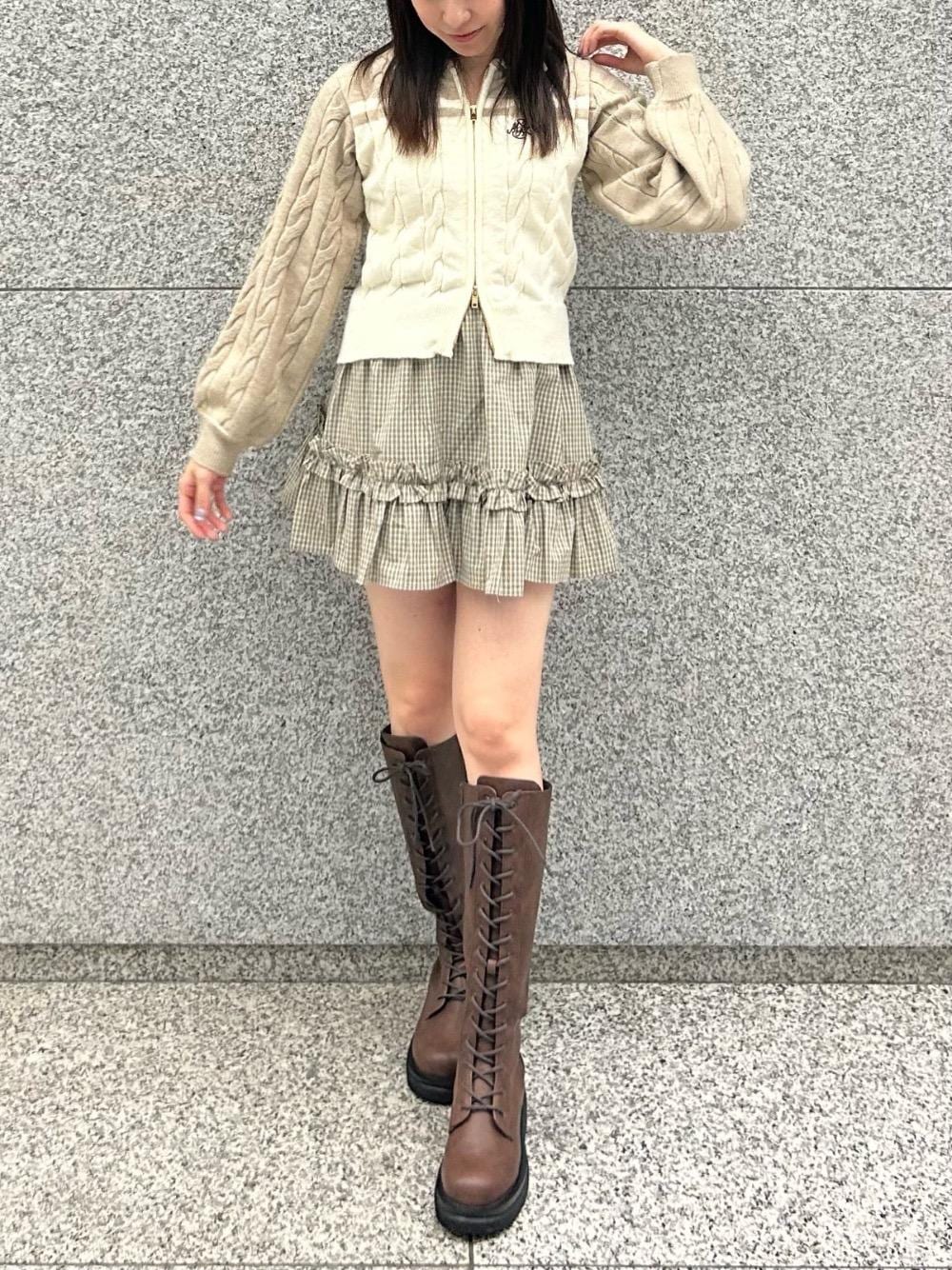 「ミニスカート、ガーリー、マジェスティックレゴン、淡色、骨格ウェーブ、韓国っぽ、標準身長、推し活、スクールライク、ブルべ夏」｜「MAJESTIC LEGONのレースクロスタンク（タンクトップ、ホワイト系）」を使った、あーちゃん。さん（レディース・156cm）の冬コーディネートの1枚目の写真