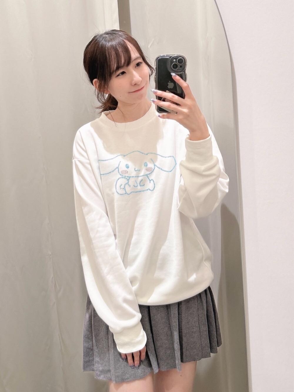 「コラボ、マジェスティックレゴン、シナモロール、骨格ウェーブ、標準身長、サンリオコラボ、推し活、ブルべ夏、フェミニン 、𝐂𝐢𝐧𝐧𝐚𝐦𝐨𝐫𝐨𝐥𝐥」｜「MAJESTIC LEGONのニットプリーツミニスカパン（スカート、グレー系）」を使った、あーちゃん。さん（レディース・156cm）の冬コーディネートの1枚目の写真