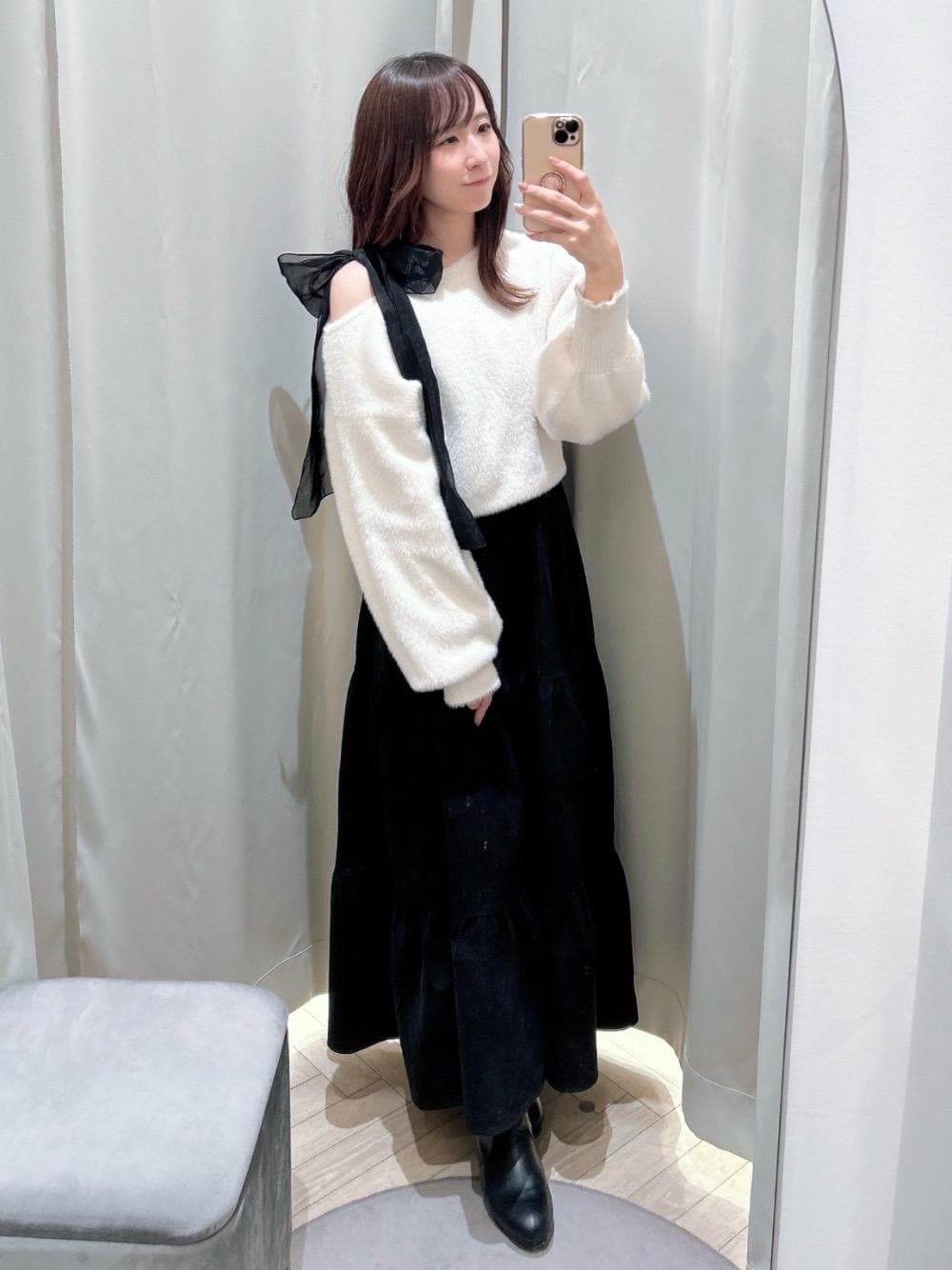 「レイヤード、デート、モノトーンコーデ、マジェスティックレゴン、ワンショルダー、肩リボン、大人ファッション、骨格ウェーブ、標準身長、ブルべ夏」｜「MAJESTIC LEGONの【4サイズ展開/新色追加】フカフカヒールストレッチブーツ（ブーツ、ブラック系）」を使った、あーちゃん。さん（レディース・156cm）の冬コーディネートの1枚目の写真