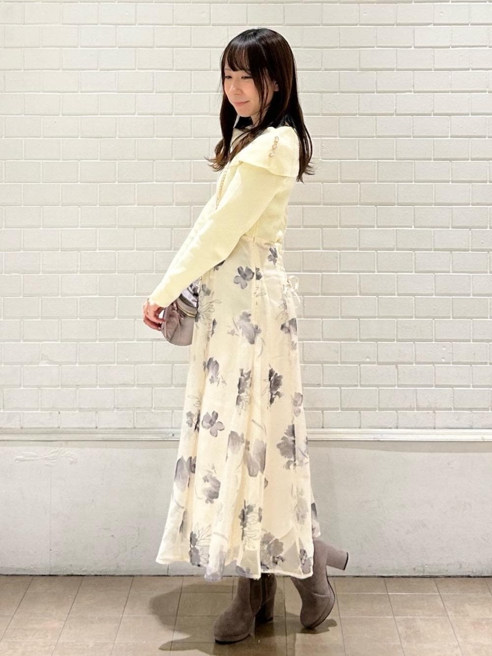 「花柄、デート、セール、花柄ワンピ、マジェスティックレゴン、大人ファッション、骨格ウェーブ、標準身長、ブルべ夏、フェミニン 」｜「MAJESTIC LEGONの【WEB限定サイズ展開あり】取り外しできるパールブーツ（ブーツ、グレー系）」を使った、あーちゃん。さん（レディース・156cm）の冬コーディネートの1枚目の写真