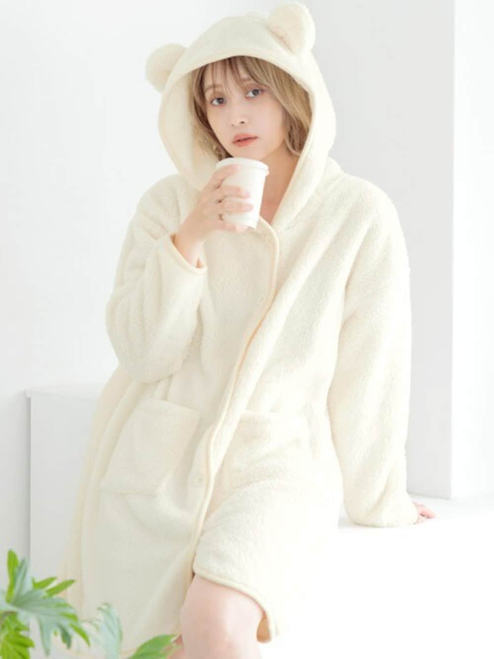 ホワイト系のルームウェア/パジャマを着用したレディースの秋コーディネートの1枚目の写真