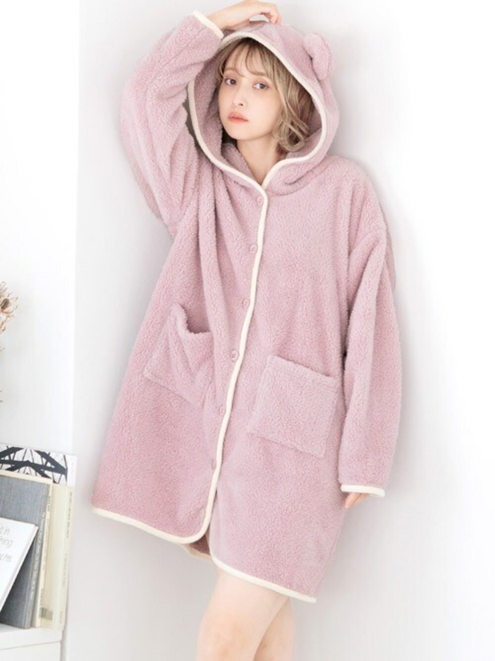 ピンク系のルームウェア/パジャマを着用したレディースの秋コーディネートの1枚目の写真