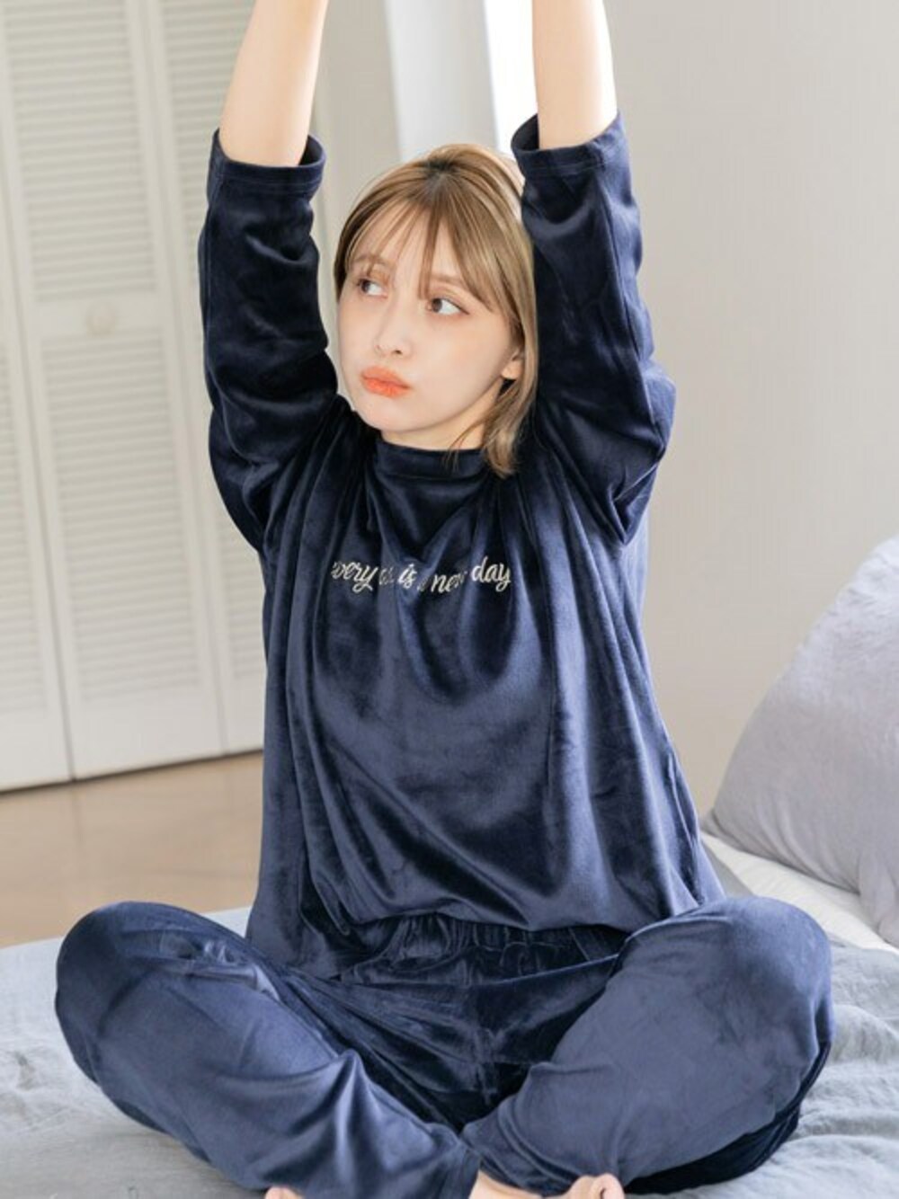 「ルームウェア、休日スタイル、もこもこ、ラフ、大人コーデ、パジャマ、大人女子、部屋着、大人ガーリー、秋冬コーデ」｜「Ditaのパールシャギーセットアップ（ルームウェア/パジャマ、ブルー系）」を使った、Ditaさん（レディース・158cm）の秋コーディネートの1枚目の写真