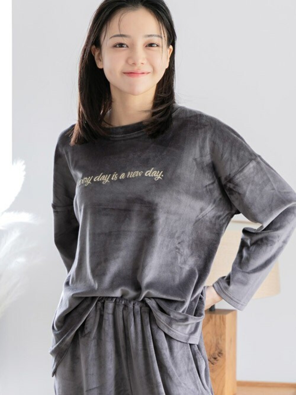 「ルームウェア、休日スタイル、もこもこ、ラフ、大人コーデ、パジャマ、大人女子、部屋着、大人ガーリー、秋冬コーデ」｜「Ditaのパールシャギーセットアップ（ルームウェア/パジャマ、グレー系）」を使った、Ditaさん（レディース・155cm）の秋コーディネートの1枚目の写真
