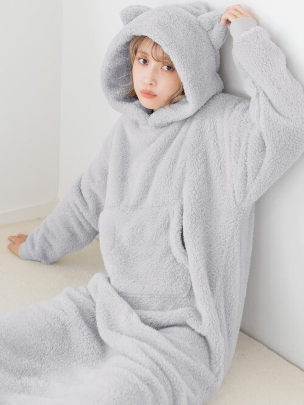 グレー系のルームウェア/パジャマを着用したレディースの秋コーディネートの1枚目の写真