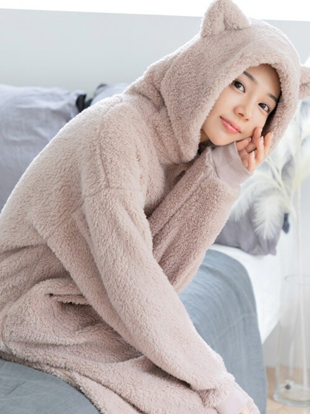 「ルームウェア、休日スタイル、もこもこ、ラフ、大人コーデ、パジャマ、大人女子、部屋着、大人ガーリー、秋冬コーデ」｜「Ditaのぷっくり耳付き。ねこ耳ファー起毛ワンピース（ルームウェア/パジャマ、ブラウン系）」を使った、Ditaさん（レディース・160cm）の秋コーディネートの1枚目の写真