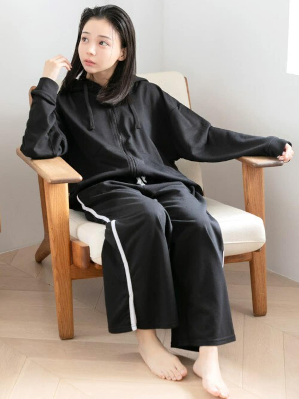 「ルームウェア、休日スタイル、もこもこ、ラフ、大人コーデ、パジャマ、大人女子、部屋着、大人ガーリー、秋冬コーディネート」｜「Ditaのベーシック無地裏毛ZIPパーカー(単品販売)（ルームウェア/パジャマ、ブラック系）」を使った、Ditaさん（レディース・155cm）の秋コーディネートの1枚目の写真