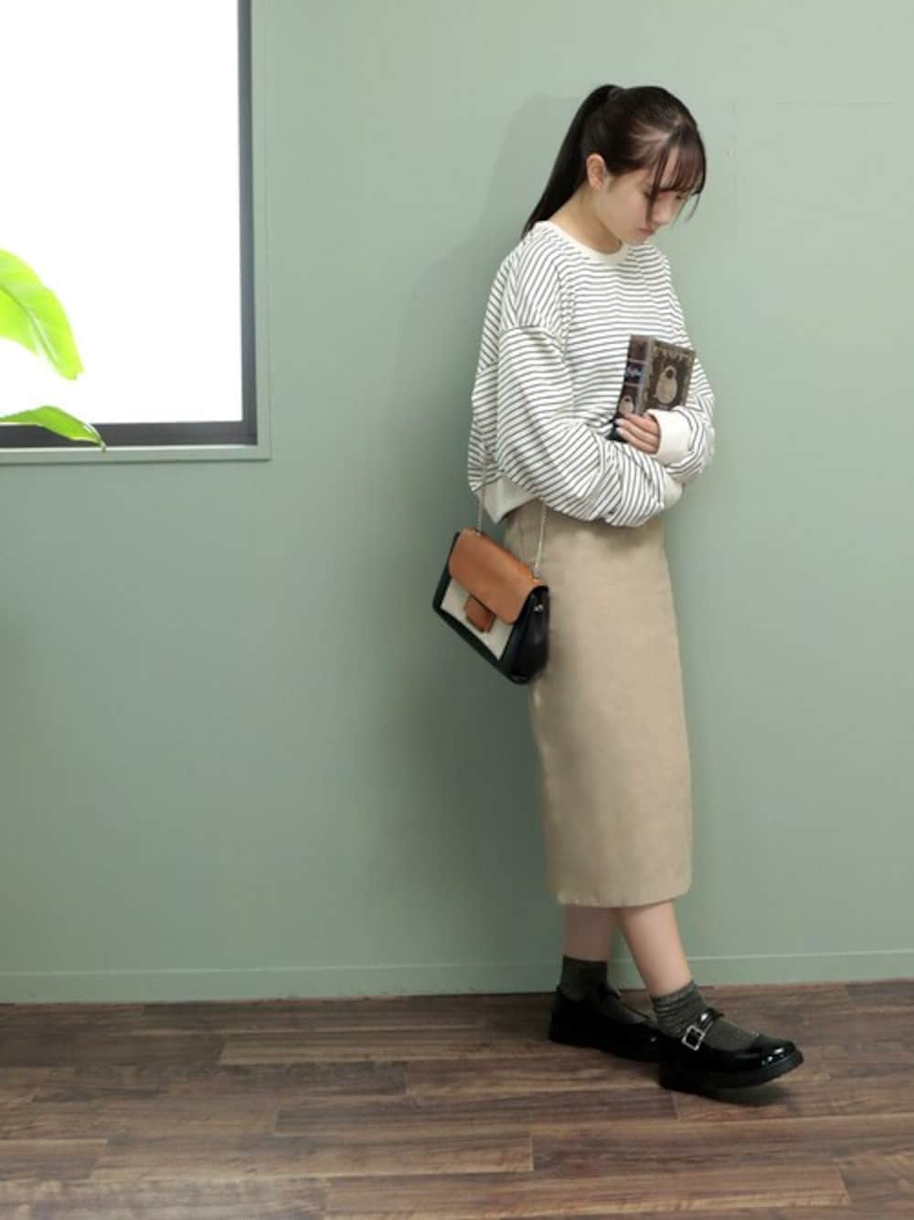 「パンプス、スカート、ボーダー、フォーマル、厚底シューズ、高校生、コーディネート、ロングヘア、ジュニア、ティーンズ」｜「SOROTTOのワンストラップジュニア用タンクソールのフォーマルパンプス ◆（パンプス、ブラック系）」を使った、sr__rさん（レディース・158cm）の秋コーディネートの1枚目の写真