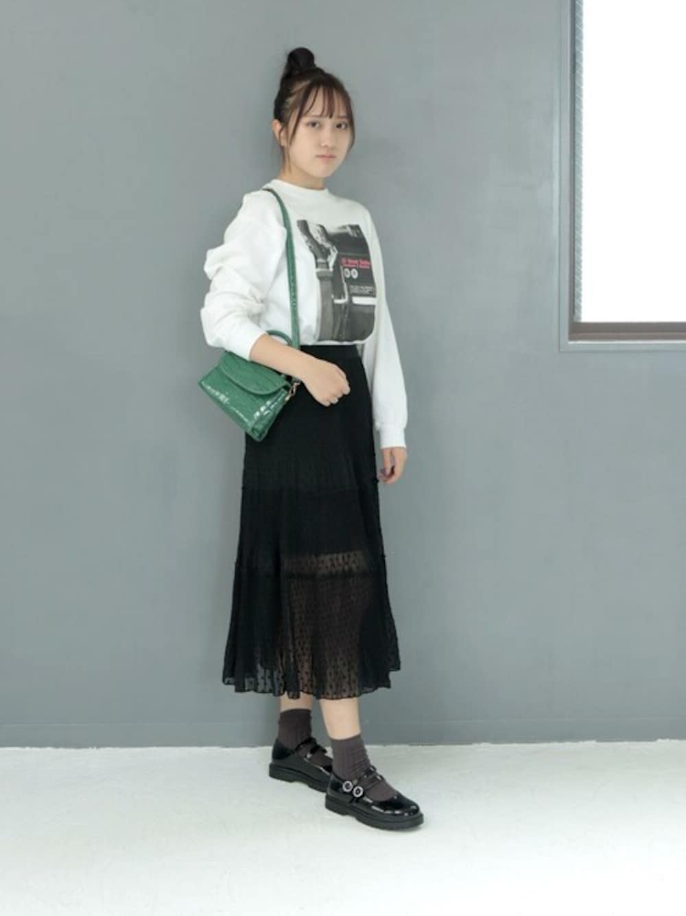 「パンプス、スカート、ロンT、厚底シューズ、シンプルコーデ、コーディネート、ロングTシャツ、秋コーデ、ジュニア、ジュニアコーデ」｜「SOROTTOのダブルストラップジュニア用タンクソールのフォーマルパンプス  ◆（パンプス、ブラック系）」を使った、sr__rさん（レディース・158cm）の秋コーディネートの1枚目の写真
