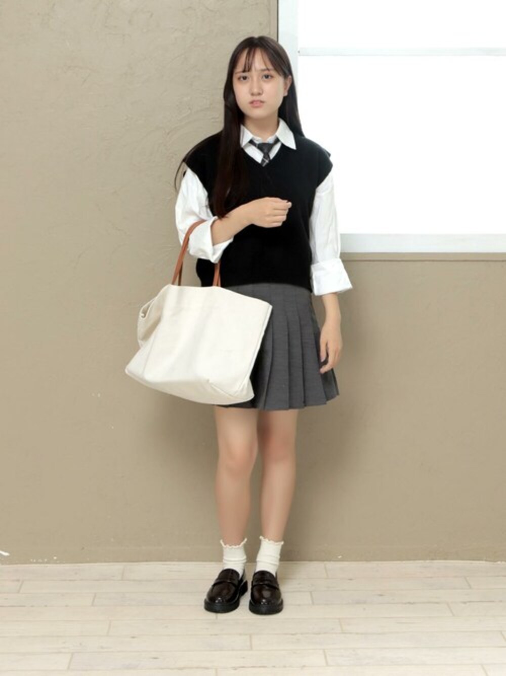 「シンプル、ローファー、フォーマル、制服、厚底シューズ、シンプルコーデ、高校生、コーディネート、通学コーデ、ローファー×靴下」｜「SOROTTOの厚底タンクソールのジュニア用コインローファー  ◆（ローファー、ブラック系）」を使った、sr__rさん（レディース・158cm）の秋コーディネートの1枚目の写真