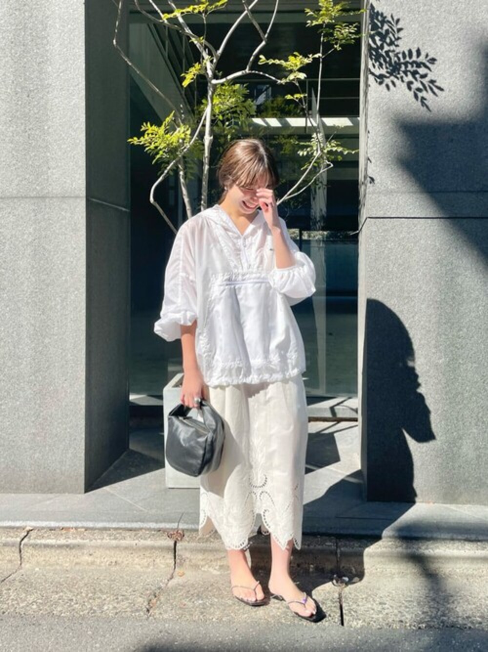 「カジュアル、ホワイト、大人カジュアル、ナイロンジャケット、アノラック、ウィムガゼット、whimgazette」｜「OOF WEARの【OOF WEAR】アノラック（ナイロンジャケット、ホワイト系）」を使った、wg_takahashiさん（レディース・156cm）の冬コーディネートの1枚目の写真