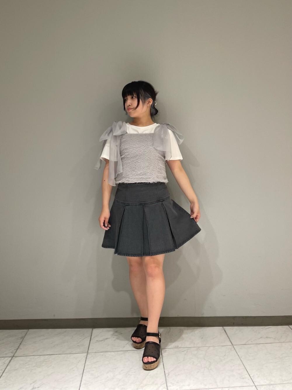 ブラック系のサンダル、ブラック系のTシャツ/カットソー、グレー系のその他パンツを着用したレディースの夏コーディネートの1枚目の写真