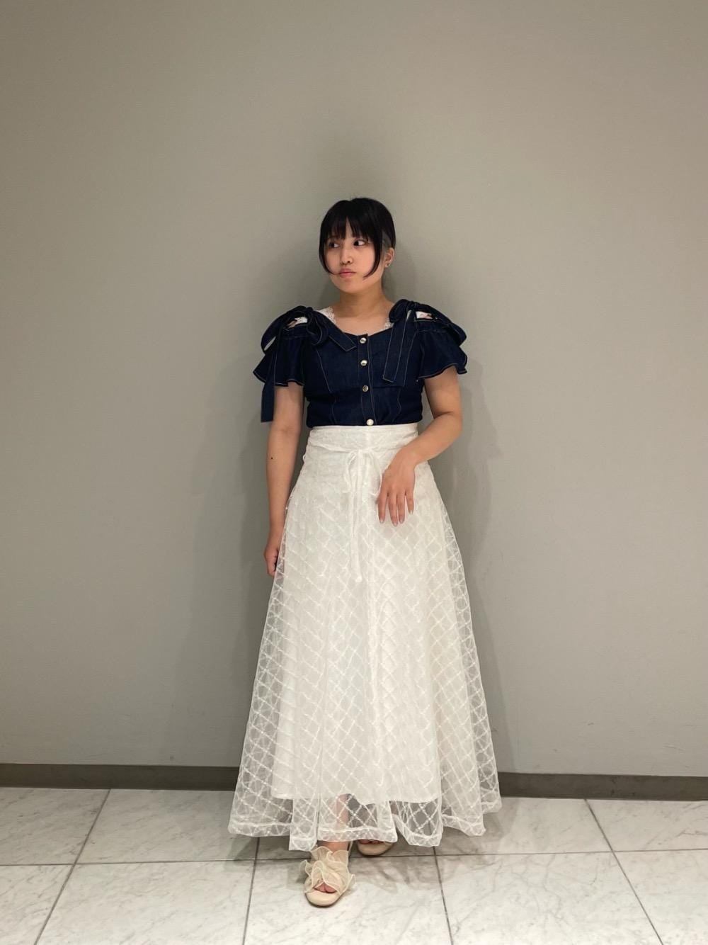 ホワイト系のサンダル、ブルー系のシャツ/ブラウス、ホワイト系のタンクトップを着用したレディースの夏コーディネートの1枚目の写真