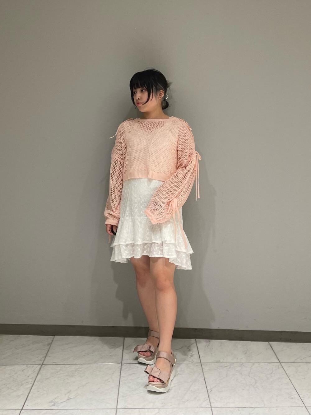 ピンク系のサンダル、ホワイト系のワンピース、ピンク系のニット/セーターを着用したレディースの夏コーディネートの1枚目の写真