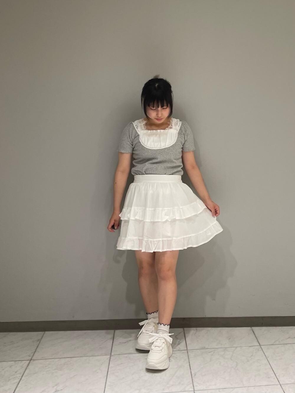 ホワイト系のスニーカー、ホワイト系のスカート、ホワイト系のタンクトップを着用したレディースの夏コーディネートの1枚目の写真