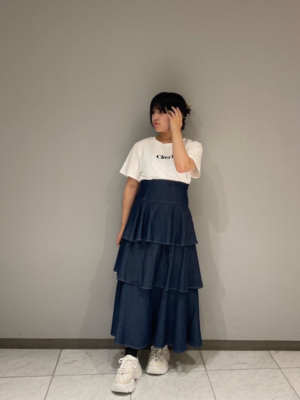 ホワイト系のスニーカー、ブラック系のTシャツ/カットソー、ブルー系のスカートを着用したレディースの夏コーディネートの1枚目の写真