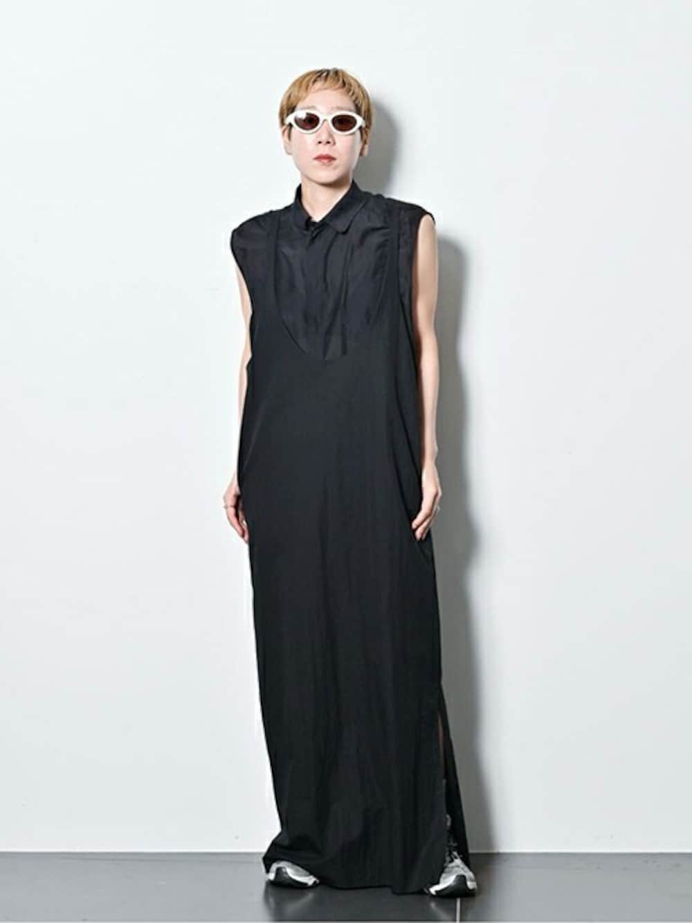 ブラック系のシャツ/ブラウス、グレー系のワンピースを着用したレディースの夏コーディネートの1枚目の写真