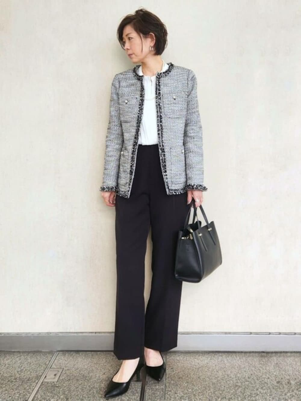 ブラック系のノーカラージャケット、ホワイト系のシャツ/ブラウス、ブラック系のその他パンツを着用したレディースの冬コーディネートの1枚目の写真