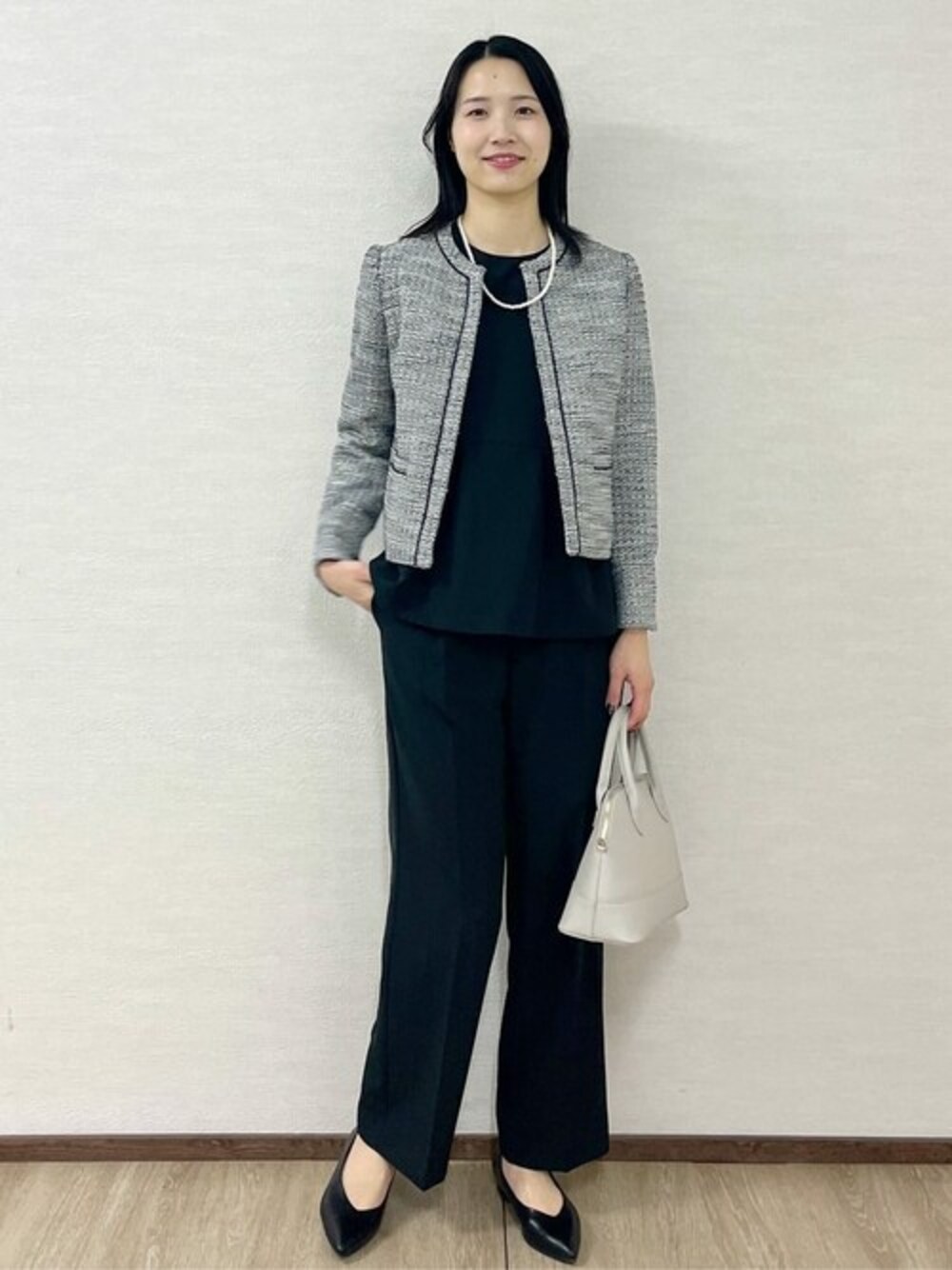 ブラック系のノーカラージャケット、ブラック系のシャツ/ブラウス、ブラック系のその他パンツを着用したレディースの冬コーディネートの1枚目の写真