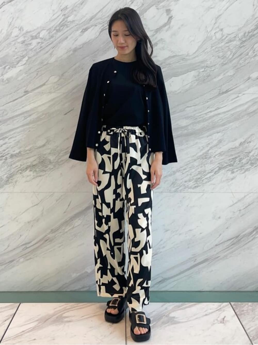 ブラック系のTシャツ/カットソー、ブラック系のカーディガン/ボレロ、ブラック系のその他パンツを着用したレディースの春コーディネートの1枚目の写真