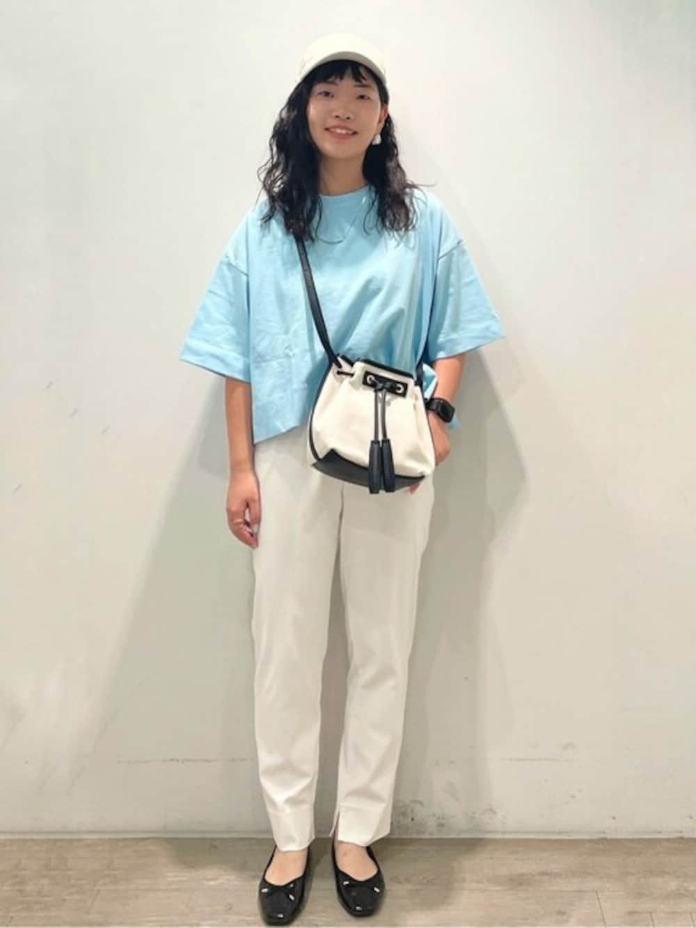 ブルー系のTシャツ/カットソー、ホワイト系のその他パンツ、ブラック系のショルダーバッグを着用したレディースの夏コーディネートの1枚目の写真