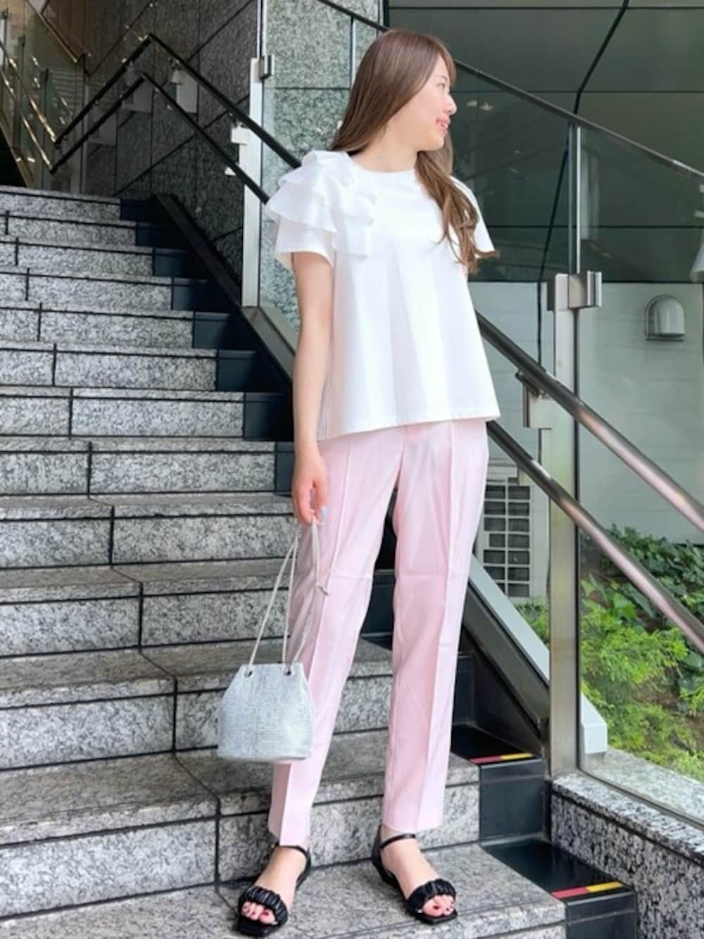 ホワイト系のTシャツ/カットソー、ピンク系のその他パンツ、ホワイト系のショルダーバッグを着用したレディースの夏コーディネートの1枚目の写真