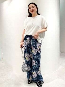 「OPAQUE.CLIP（オペークドットクリップ）の【2WAY】素材アソートシャイニー巾着ミニショルダーバッグ（ショルダーバッグ）」を使った、OPAQUE.CLIPスタッフさん（レディース・155cm）の夏コーディネート