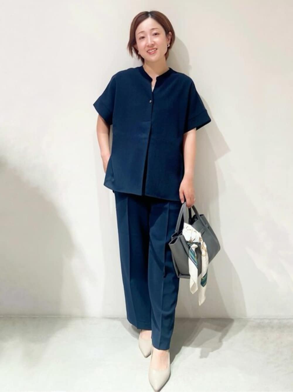 ブルー系のシャツ/ブラウス、ブルー系のその他パンツ、グレー系のショルダーバッグを着用したレディースの夏コーディネートの1枚目の写真