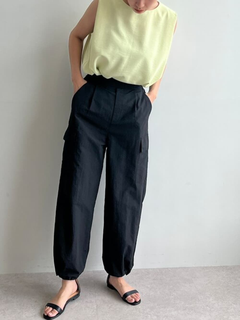 「アウトドアスタイル、カーゴパンツ、キャンプ、カジュアルコーデ、ナイロンパンツ、ドロストパンツ、forc、フォーシー、forcコーデ、フォーシーコーデ」｜「for/cのはっ水裾ドロストナイロンカーゴパンツ【リサイクル】（カーゴパンツ、ブラック系）」を使った、for/cさん（レディース・167cm）の夏コーディネートの1枚目の写真