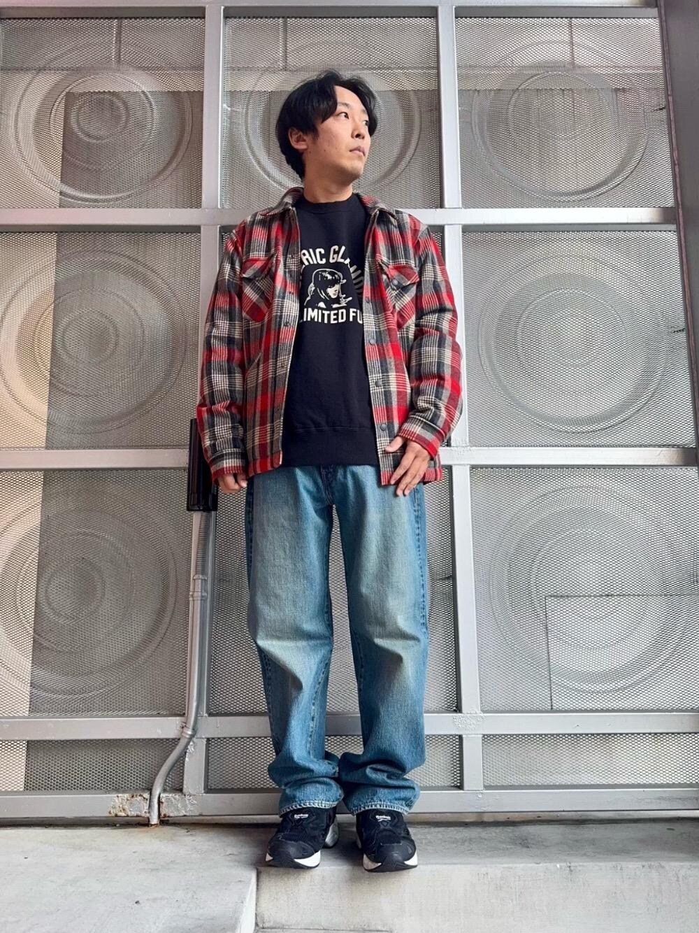 「スウェット、デニム、アメカジ、ストリート、冬コーデ、ラフコーデ、ヒステリックグラマー、HYSTERIC GLAMOUR、シャツ 」｜「HYSTERIC GLAMOURのUNLIMITED FUN スウェット（スウェット、ブラック系）」を使った、けんたさん（メンズ・174cm）の冬コーディネートの1枚目の写真