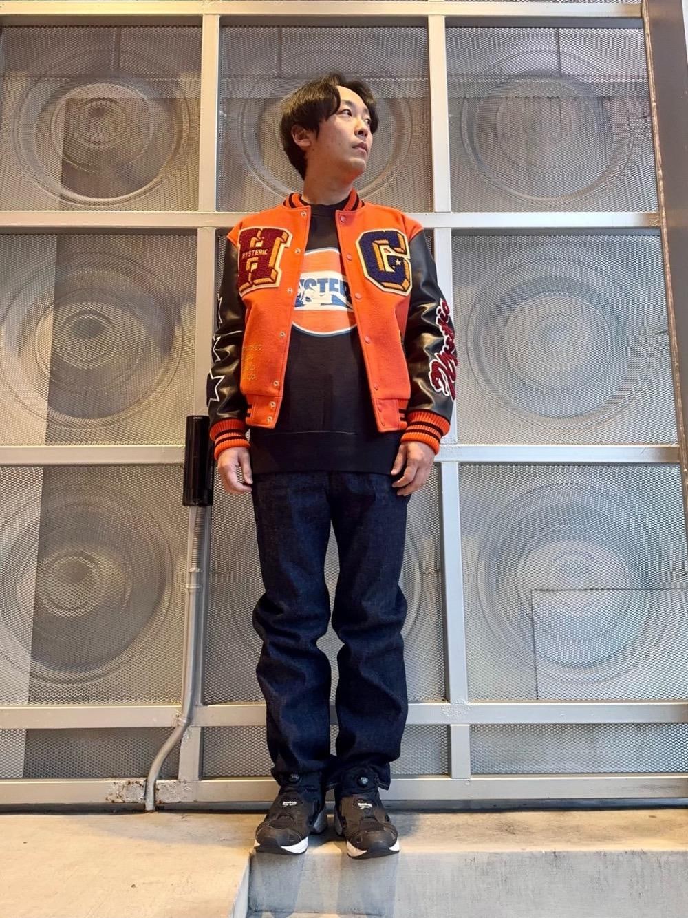「スウェット、デニム、スタジャン、アメカジ、ストリート、冬コーデ、ヒステリックグラマー、HYSTERIC GLAMOUR」｜「HYSTERIC GLAMOURの60’S XXストレートデニムパンツ（デニムパンツ、ブルー系）」を使った、けんたさん（メンズ・174cm）の冬コーディネートの1枚目の写真