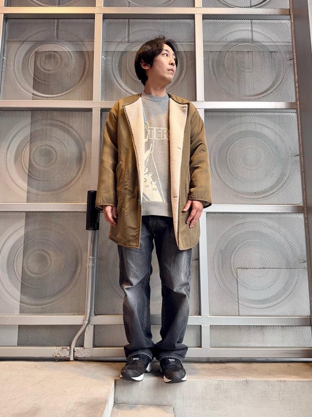 「デニム、アウター、アメカジ、ストリート、春コーデ、ラフコーデ、ヒステリックグラマー、HYSTERIC GLAMOUR、ニット 」｜「HYSTERIC GLAMOURのルーズストレートデニムパンツ（デニムパンツ、ブラック系）」を使った、けんたさん（メンズ・174cm）の冬コーディネートの1枚目の写真