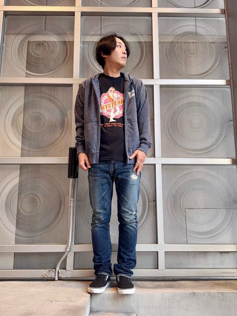 ブルー系のパーカー、ブルー系のデニムパンツ、ブラック系のTシャツ/カットソーを着用したメンズの春コーディネートの1枚目の写真