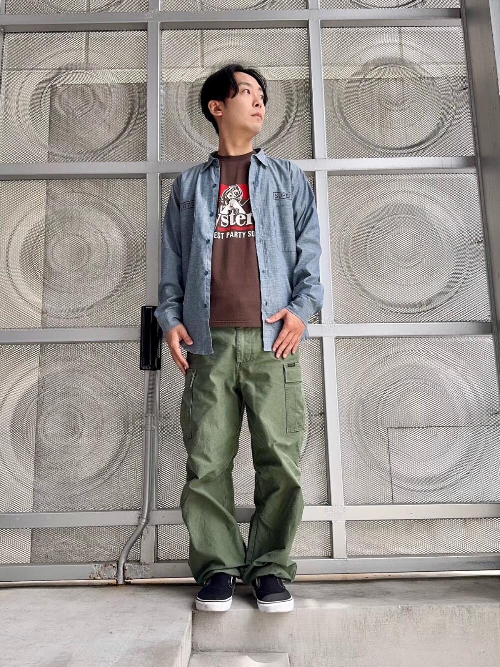 ブルー系のシャツ/ブラウス、ブラウン系のTシャツ/カットソーを着用したメンズの春コーディネートの1枚目の写真