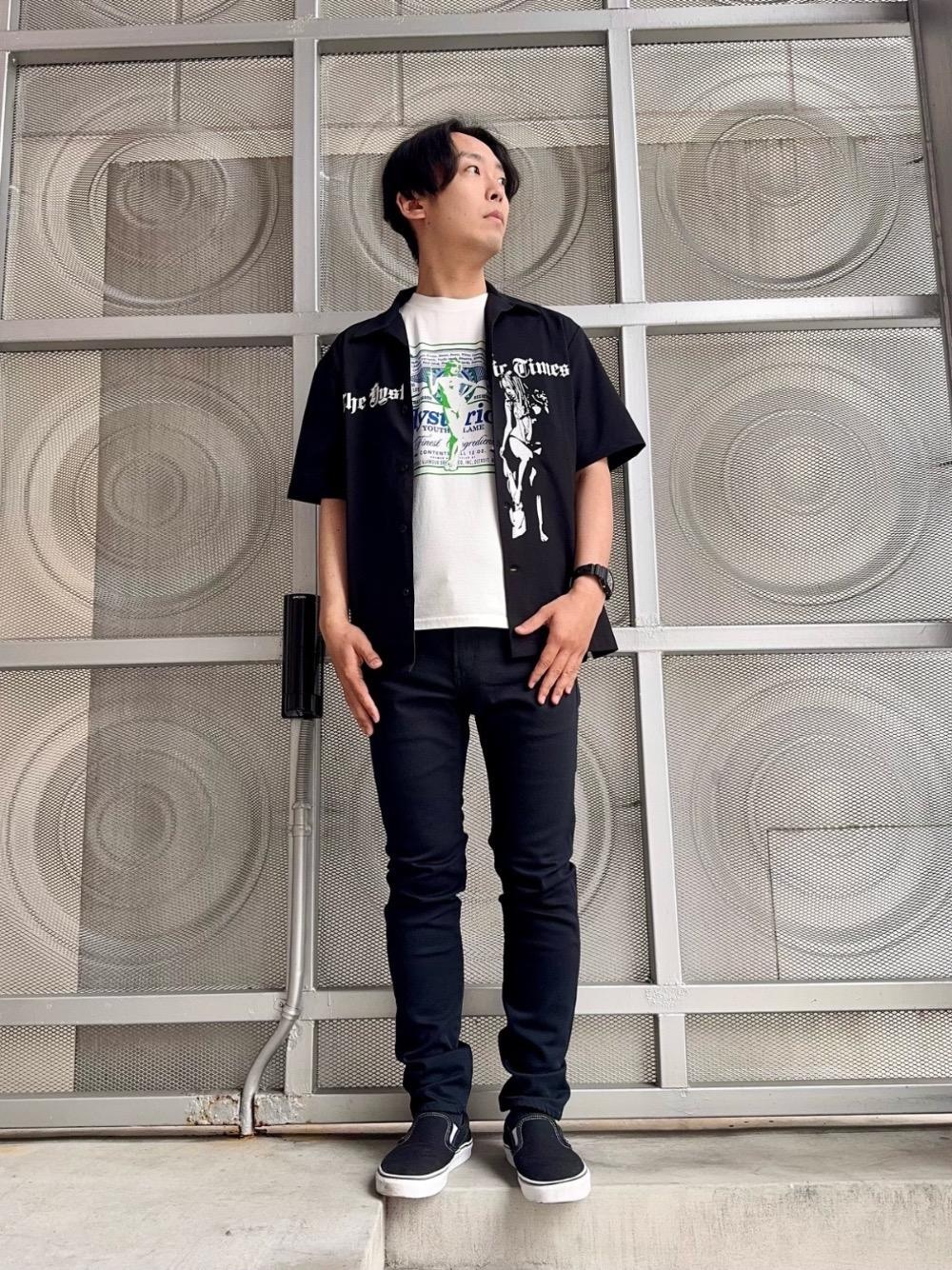 「アメカジ、ストリート、春コーデ、ヒステリックグラマー、HYSTERIC GLAMOUR、シャツ 」｜「HYSTERIC GLAMOURのHG LABEL Tシャツ（Tシャツ/カットソー、ホワイト系）」を使った、けんたさん（メンズ・174cm）の夏コーディネートの1枚目の写真
