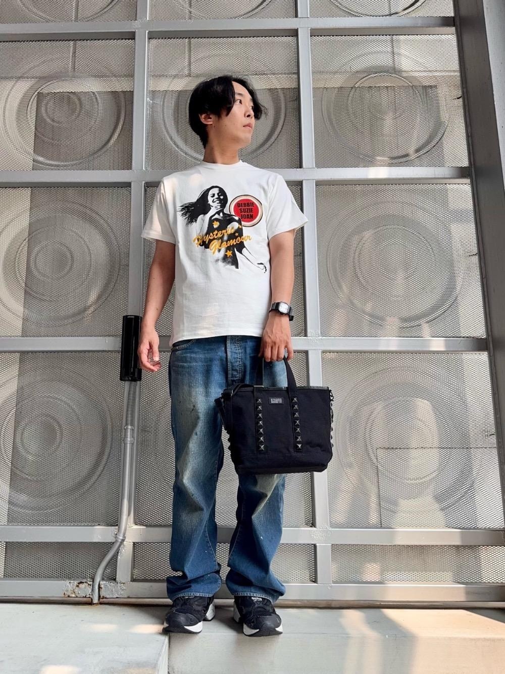 ブラック系のショルダーバッグ、ブルー系のデニムパンツ、ホワイト系のTシャツ/カットソーを着用したメンズの夏コーディネートの1枚目の写真