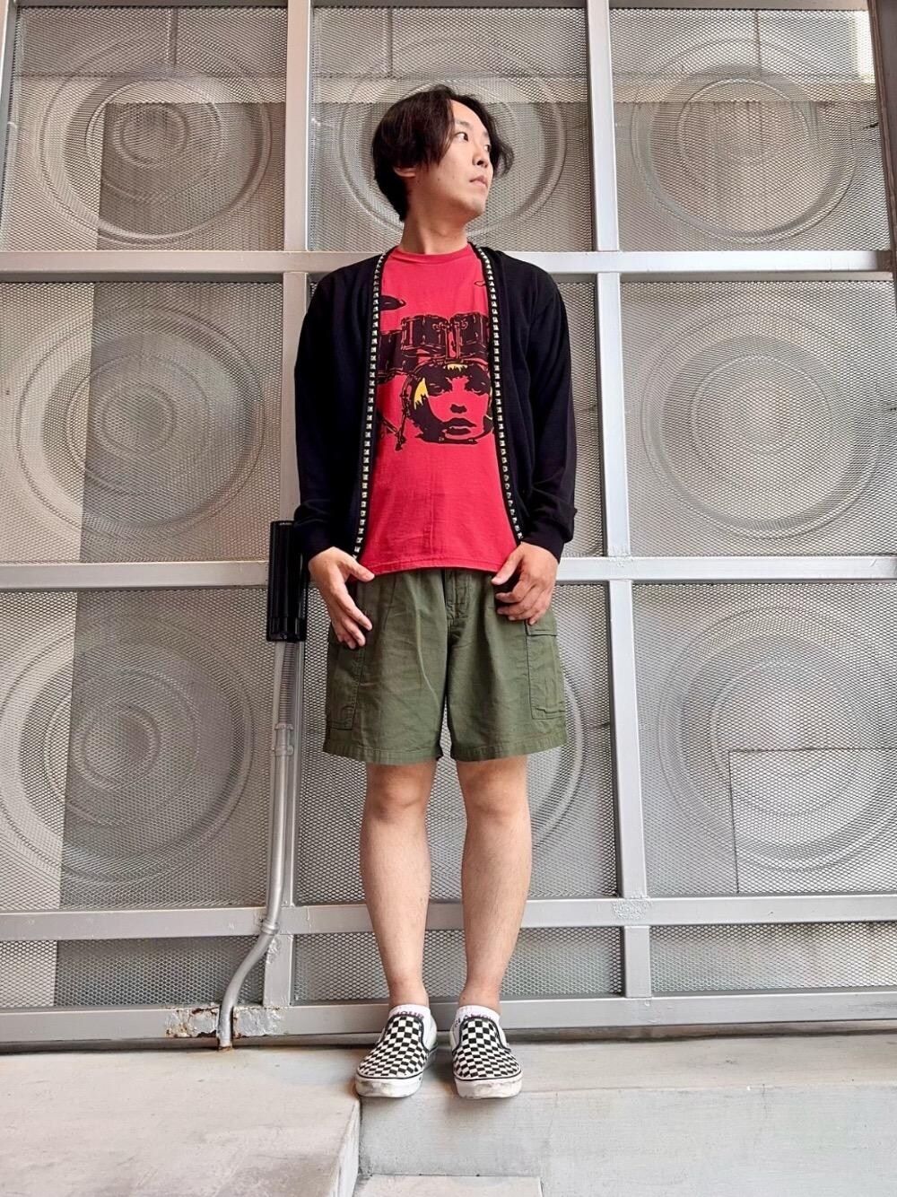 ブラック系のニット/セーター、グリーン系のカーゴパンツ、レッド系のTシャツ/カットソーを着用したメンズの夏コーディネートの1枚目の写真