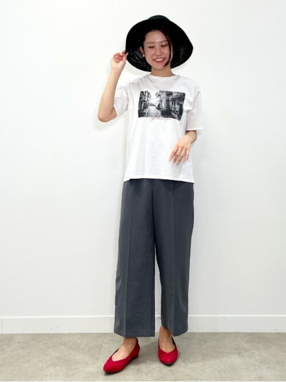 「通勤、カジュアル、プリントTシャツ、大人カジュアル、ワイドパンツ、キレイめ、ストローハット、お仕事、カラー×コーデ、やみつきパンプス」｜「Reflectの【UVカット/接触冷感/洗える】フォトプリントTシャツ（Tシャツ/カットソー、ホワイト系）」を使った、woswoswosさん（レディース・168cm）の春コーディネートの1枚目の写真