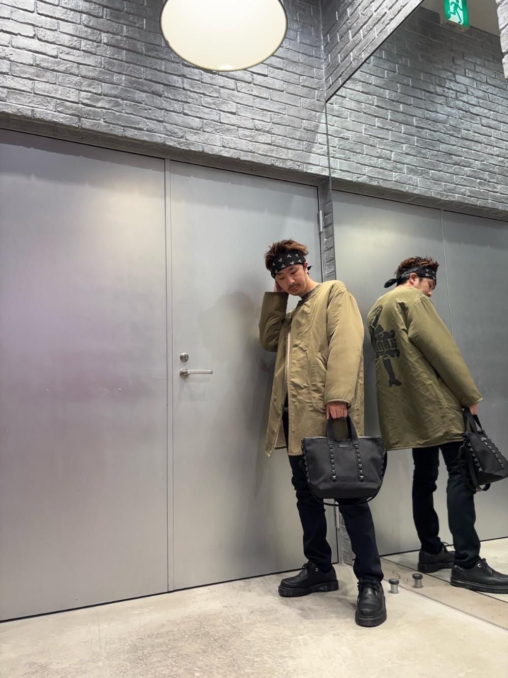 「HYSTERIC GLAMOURのSTUDS CANVAS クロスボディーバッグ（ショルダーバッグ、ブラック系）」を使った、HOSHIさん（メンズ・169cm）の冬コーディネートの1枚目の写真