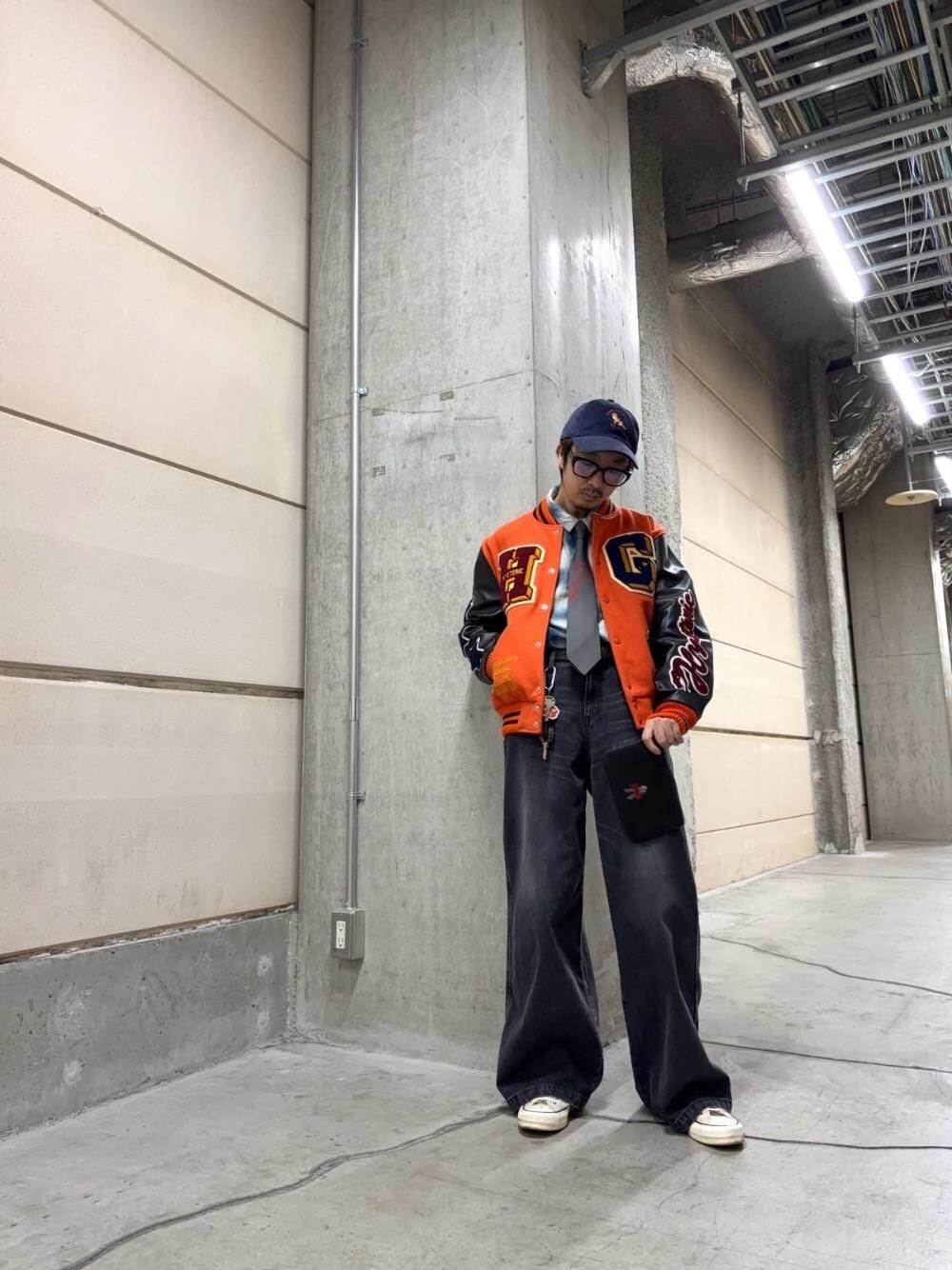 「HYSTERIC GLAMOURのデニムワイドパンツ（デニムパンツ、ブラック系）」を使った、HOSHIさん（メンズ・169cm）の冬コーディネートの1枚目の写真