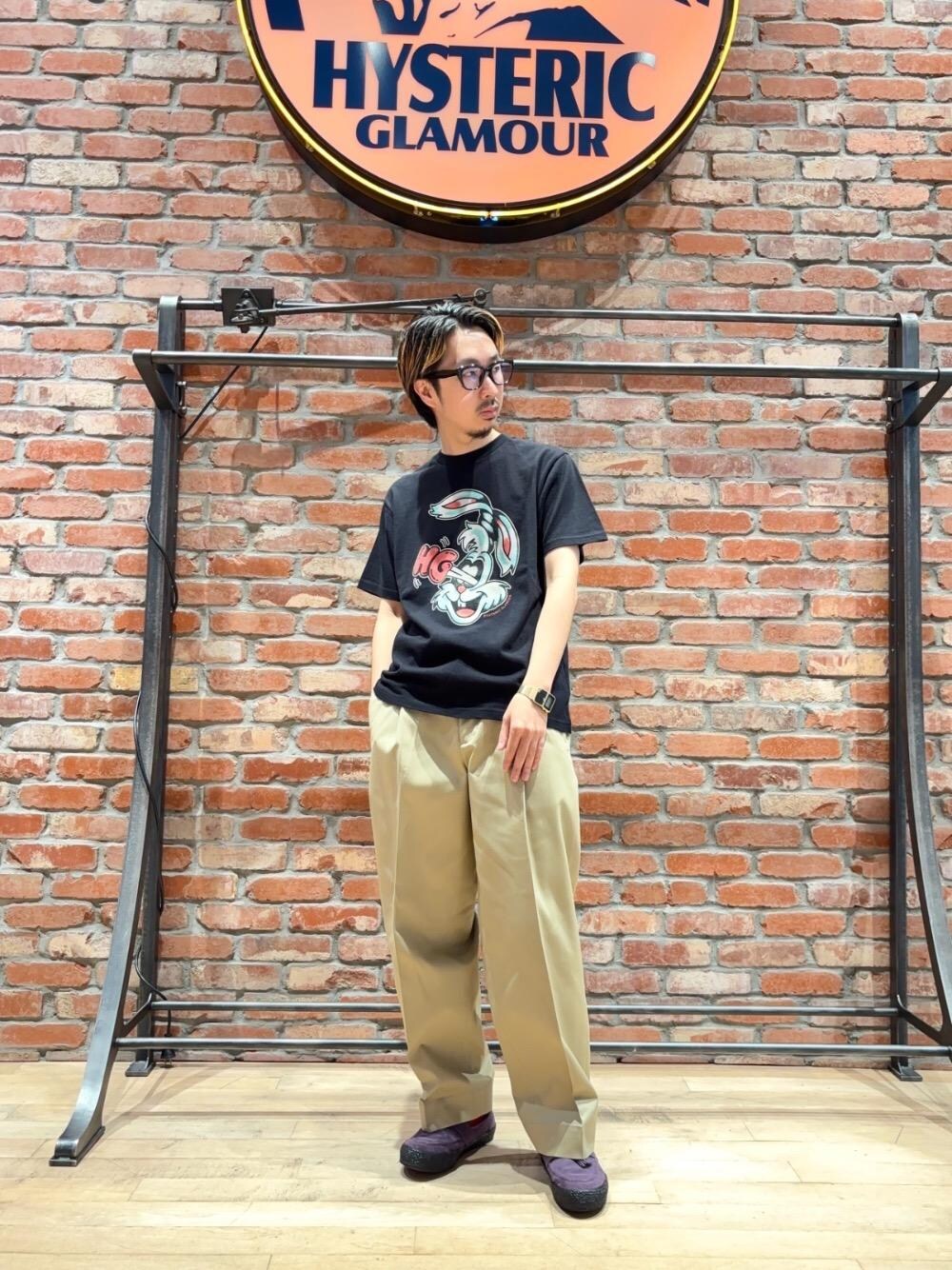 ベージュ系のチノパンツ、ブラック系のTシャツ/カットソーを着用したメンズの夏コーディネートの1枚目の写真