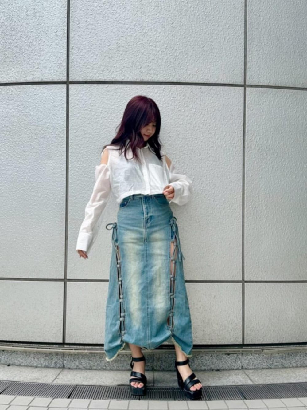 「ロングスカート、スパイラルガール、ショートシャツ、ショルダーオープン、スクエアサンダル、157㎝、シャツ 、デニムスカート 、デニムコーデ 」｜「SPIRALGIRLのスクエアトゥストラップチャンキーヒールサンダル（サンダル、ブラック系）」を使った、SHIHOさん（レディース・157cm）の春コーディネートの1枚目の写真