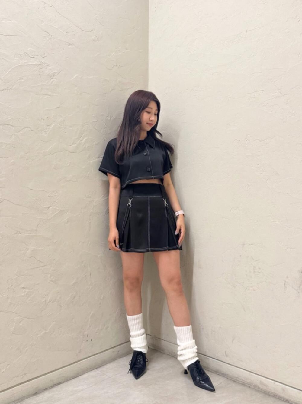 「セットアップ、ブラックコーデ、ミニスカート、ショートジャケット、スパイラルガール、低身長コーデ、157センチ、スニーカーミュール、配色ステッチサスペンダー付きセットアップ」｜「SPIRALGIRLのポインテッドトゥスニーカーミュール（パンプス、ブラック系）」を使った、SHIHOさん（レディース・157cm）の夏コーディネートの1枚目の写真