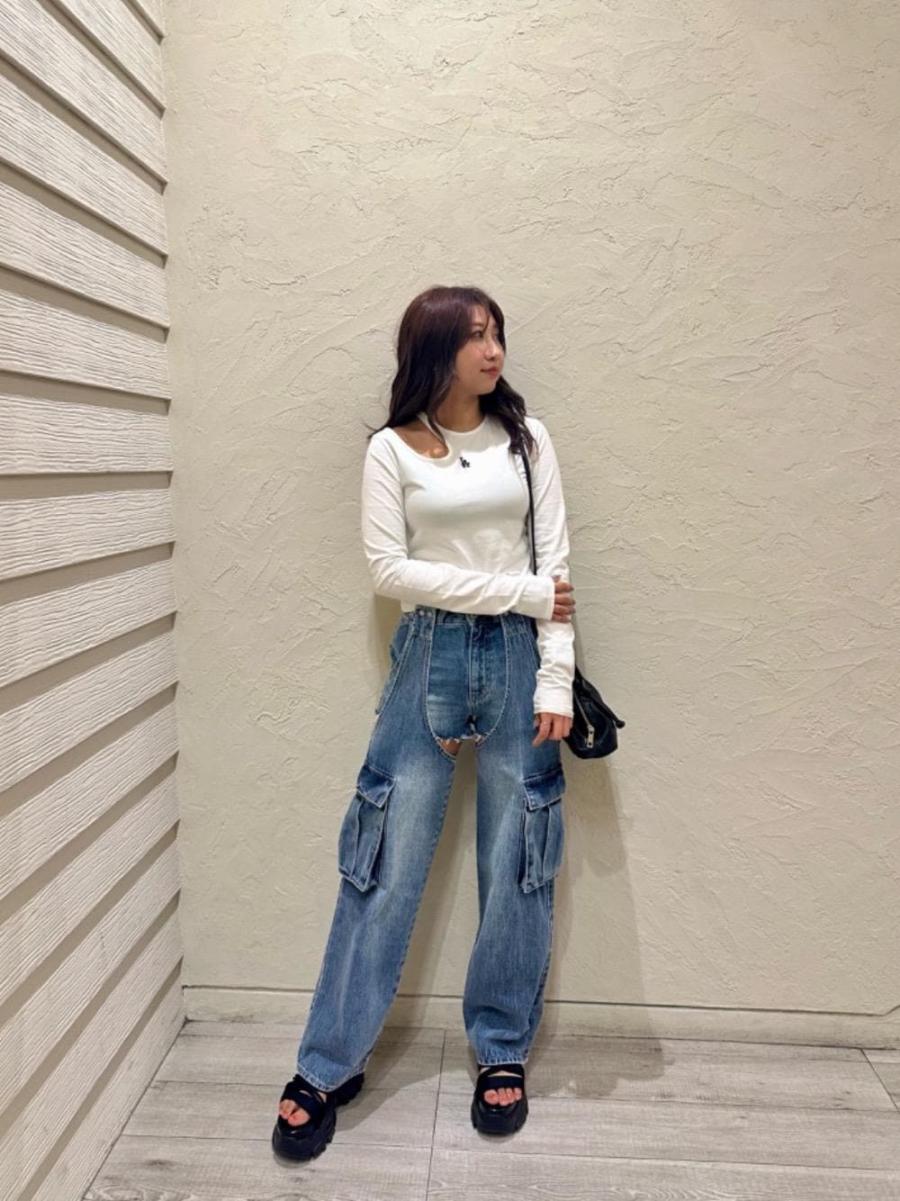 「denim、トップス、デニムパンツ、スポーツサンダル、スパイラルガール、MLB、カーゴデニム、アシメショルダー、157㎝、オーバーダイデニム」｜「SPIRALGIRLのギャザーショルダーバッグ（ショルダーバッグ、ブラック系）」を使った、SHIHOさん（レディース・157cm）の夏コーディネートの1枚目の写真
