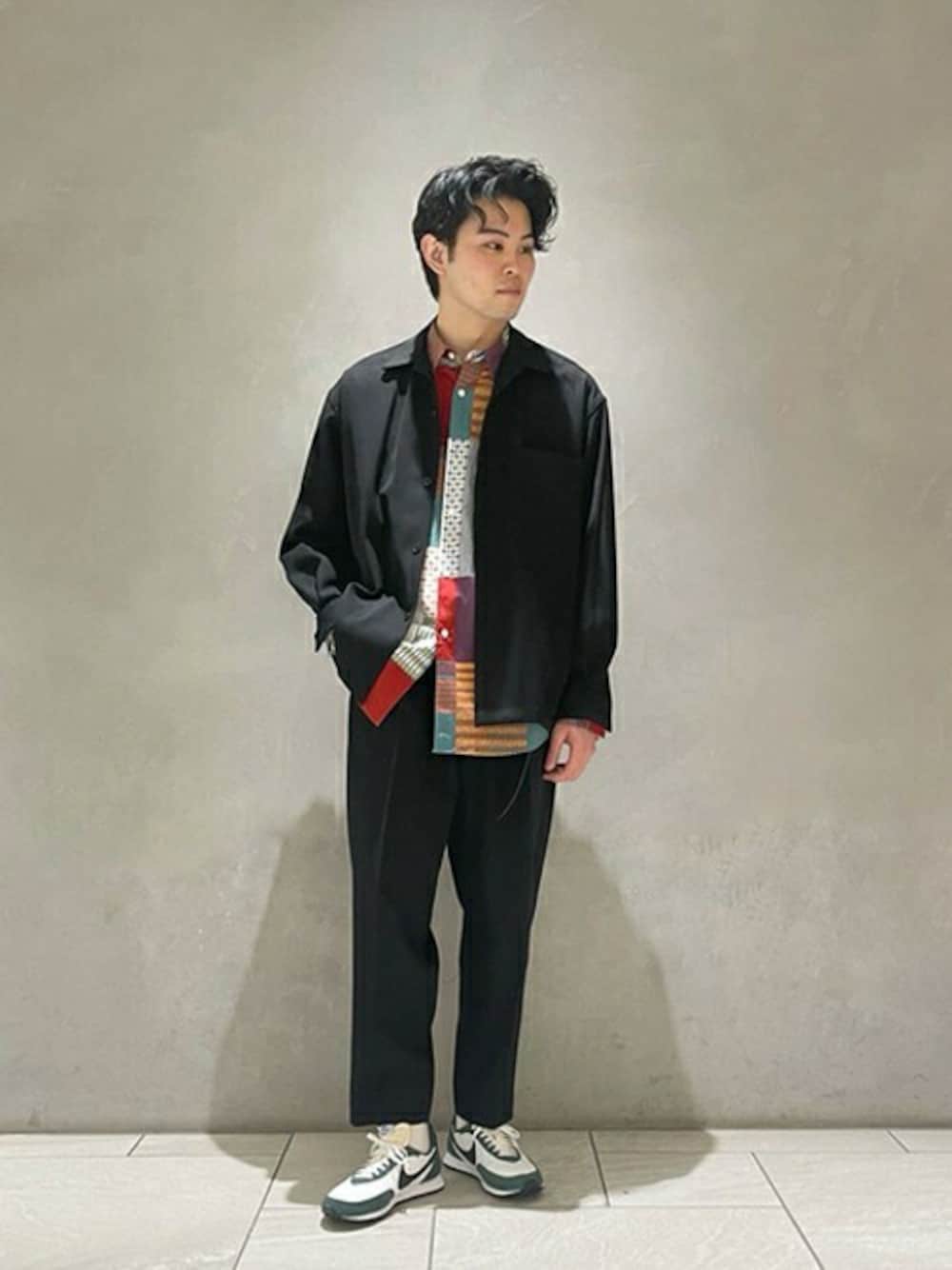 「テーパードパンツ、セットアップ、NIKE、別注、大人カジュアル、TOMORROWLAND、オープンカラーシャツ、アクセント、andersons、マルチパターン」｜「TOMORROWLAND のウールレーヨン オープンカラーシャツ（シャツ/ブラウス、ブラック系）」を使った、TOMORROWLAND MENSさん（メンズ・178cm）の冬コーディネートの1枚目の写真
